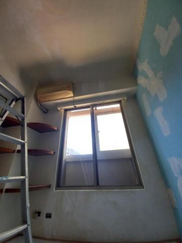 秝研油漆 防水工程 - 新竹市北區社區名稱：慶華綠晶 全室乳膠漆+跳色油漆（虹牌鄉居+I白+得利雄鹿白改色女裝灰+司曼特燕麥黃） 施工中