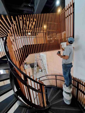 小鮮肉油漆工程👷 - 旋轉梯烤漆 選用橘色、黑色
呈現時尚感