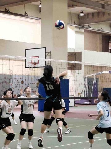 江庭妤 - 平常的興趣是打排球，目前服役於北醫校女排！