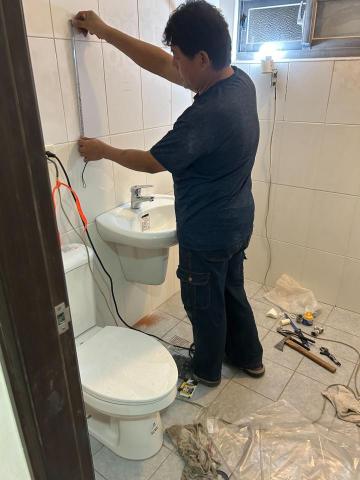 蔡師傅 - 量浴室鏡子間距