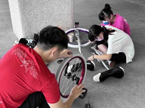 劉佳穎 - 指導獨輪車保養