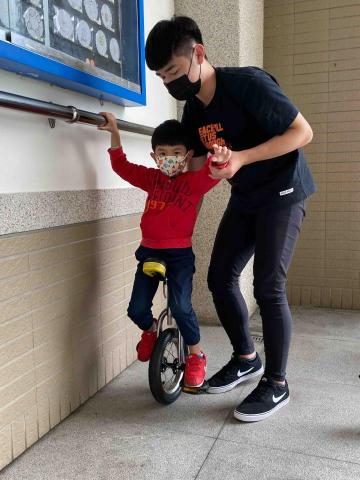 劉佳穎 - 指導幼稚園大班小朋友平衡