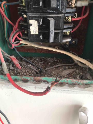 寬哥水電 - 鳳岡路三段透天二樓電壓不穩，燈具閃爍，一樓開關箱中性線固定螺絲滑牙。