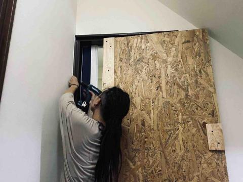 Archi - 隨便拿木板當門安裝上