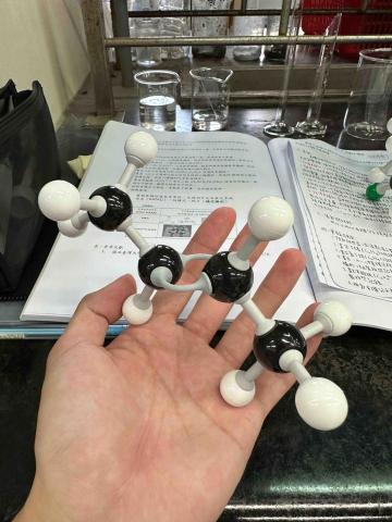 楊致偉 - 學校的化學實驗