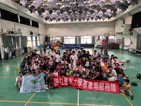 黃心昀 - 暑假到彰化縣村上國小辦暑期育樂營的大合照。