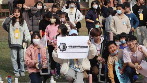 黃心昀 - 到屏東縣唐榮國小舉辦國小營隊，進行科學實驗中。