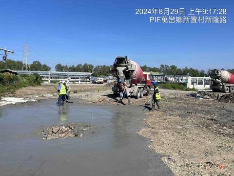 信實工程行 - 地坪混泥土澆置施工中