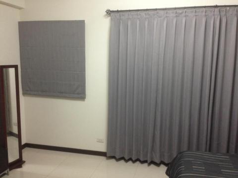 林租亦 - 透天客戶安裝
右方落地窗布簾搭配金屬藝術軌道
左方小窗安裝羅馬簾