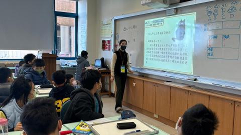 駱梨 - 於康軒卓越盃冬令營(卓越盃學生為競賽後成績優異者得參與資格)擔任課程講師與隊輔