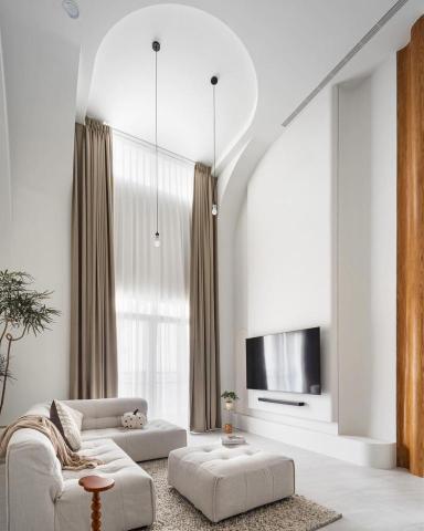 林租亦 - 網美新居挑高5米落地窗搭配電動軌道
使用純白紗簾搭配質感布簾