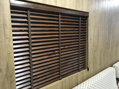 林租亦 - 修車廠顧客休息區安裝木百葉