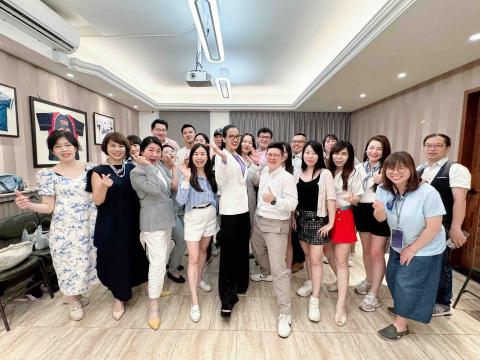 光希形象管理學院 - 8/7（三）「形象美學的秘密」講座@桃園T2餐廳，在場同學可以練習配色實在太好玩了！