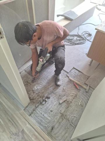 啟程泥作修繕工程 - 地板局部磁磚剔除 施工中