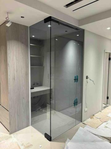 與玻璃為伍的男人 - 灰色玻璃隔間