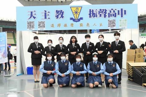 吳恩瑄 - 高中擔任親善大使副社長（中間短頭髮！）