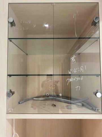 與玻璃為伍的男人 - 緩衝玻璃門展示櫃