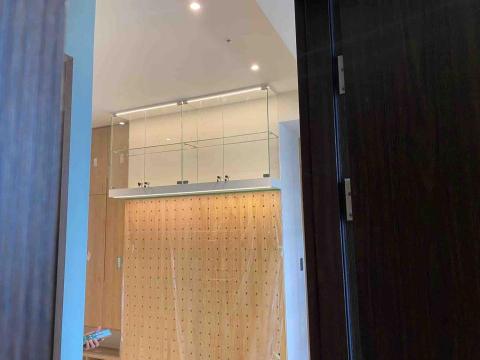 與玻璃為伍的男人 - 拍拍手玻璃展示櫃