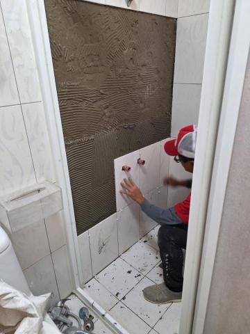 啟程泥作修繕工程 - 浴室牆面鋪設磁磚局部修補  施工中