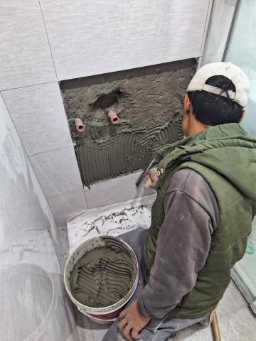啟程泥作修繕工程 - 浴室牆面鋪設磁磚局部修補  施工中