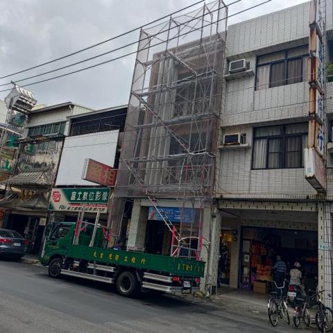 大吉鷹架工程行 - 鼎山街民房秀面鐵皮裝設