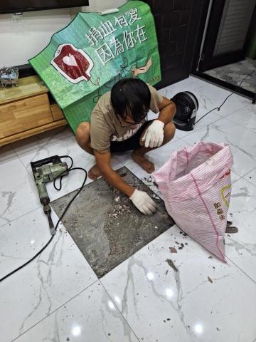 啟程泥作修繕工程 - 客廳地板局部剔除 施工中