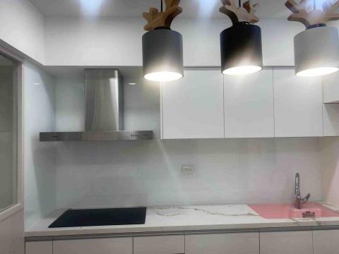 與玻璃為伍的男人 - 優白烤白漆烤漆玻璃