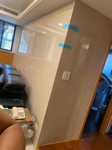 與玻璃為伍的男人 - 調漆烤漆玻璃