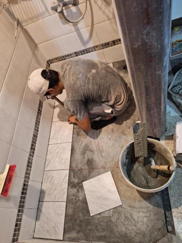 啟程泥作修繕工程 - 浴室地板鋪設磁磚 施工中