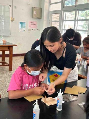 李禹彤 - 參與服務性社團至臺東偏向舉行暑期營隊