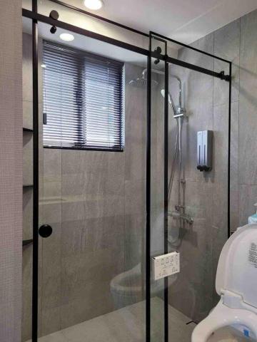 與玻璃為伍的男人 - 乾濕分離(無框式橫拉門)