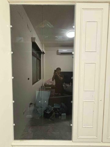 與玻璃為伍的男人 -  緩衝黑色玻璃展示櫃