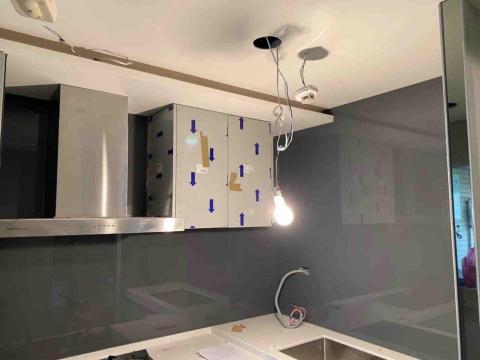 與玻璃為伍的男人 - 調漆烤漆玻璃