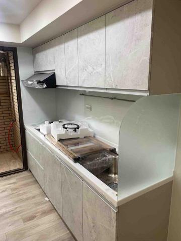 與玻璃為伍的男人 - 優白烤白漆烤漆玻璃+噴砂不沾手玻璃