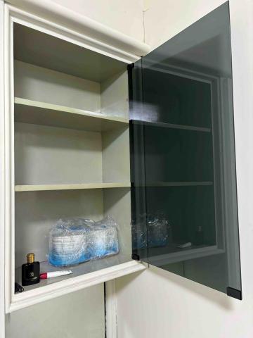 與玻璃為伍的男人 - 拍拍手黑色玻璃展示櫃