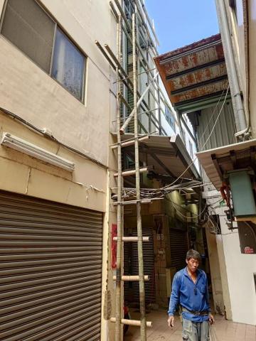 大吉鷹架工程行 - 高雄新興市場採光罩修護