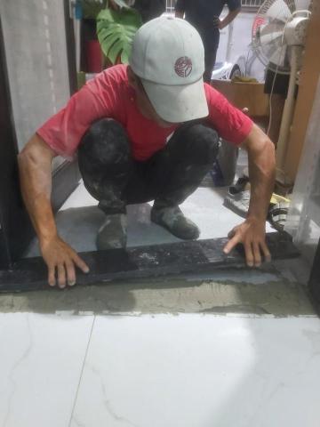 啟程泥作修繕工程 - 客廳安門檻 施工中