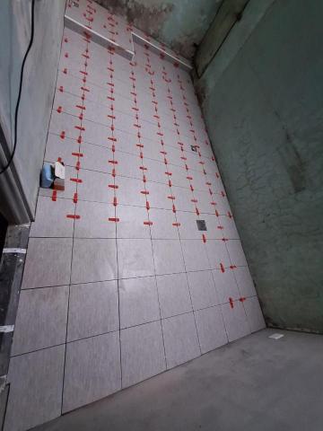 啟程泥作修繕工程 - 廚房後陽台地板鋪設磁磚 施工中