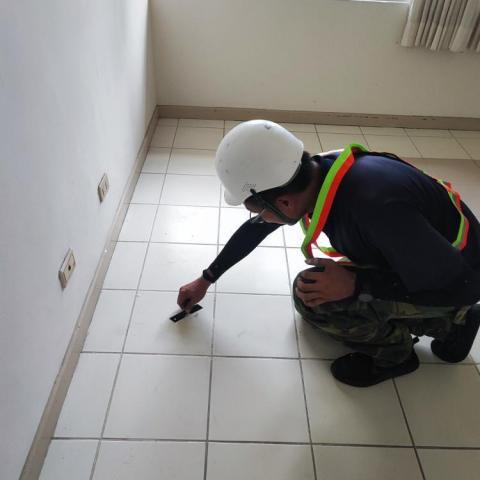 潘柏軒 - 地板殘膠刮除