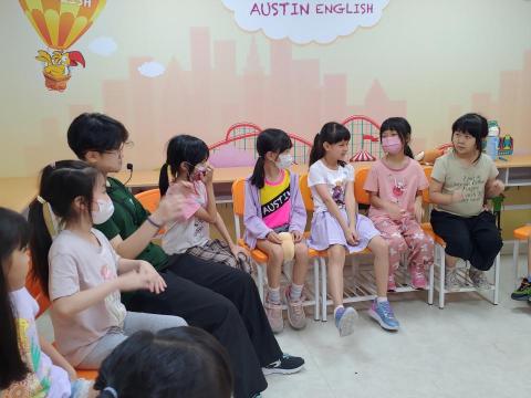 理想家教 - 於奧斯汀美語民族民生分校擔任暑期實習生，並在其中以短期作文老師的身分授課。