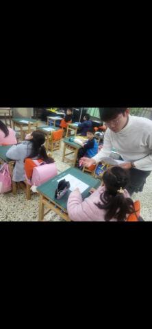 王耀龍 - 帶小朋友完成課上活動 有問題老師都在?！！