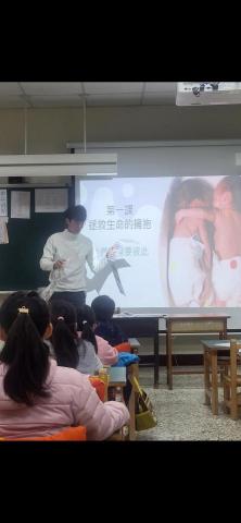 王耀龍 - 跟小朋友分享故事 大家都很專心欸！