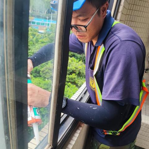 潘柏軒 - 窗框填補矽利康