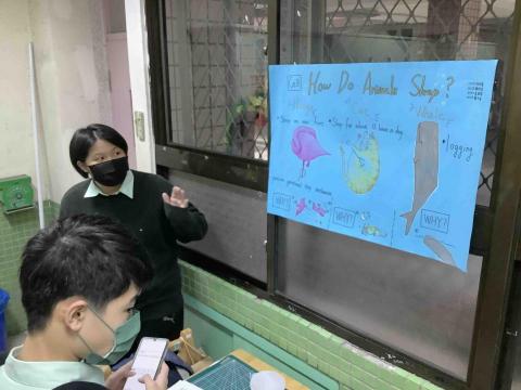 倪妤蓁 - 就讀高中時擔任英文小組組長，並對研究報告進行全英文的講解