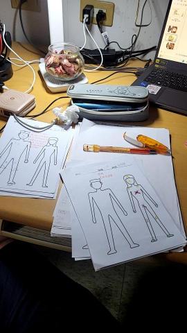 王耀龍 - 幫國小生批改作業 桌上有些亂啊啊啊