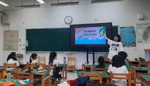 楊芷芸 - 帶學生認識和夏天、暑假有關的英文單字