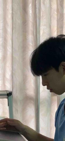 陳迎曦 - 在家裡書桌前寫作業、複習上課所學內容。