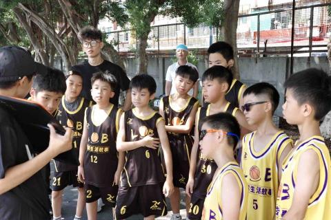 吳珮玲 - 籃球故事隊內賽講解戰術
