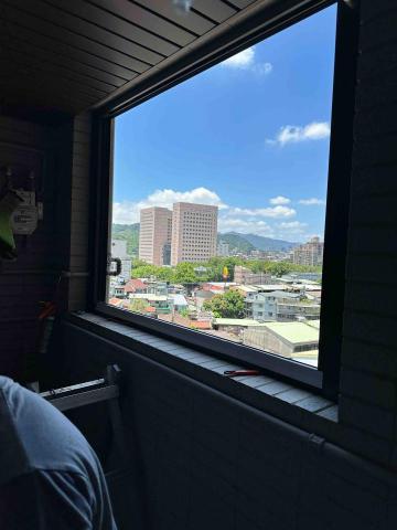 晶品鋼鋁工程行 - 木柵指南路2後陽台封窗，使用正新精品門窗PL-892型 古銅艷消色鋁框，搭配5mm透明強化玻璃！施工中！