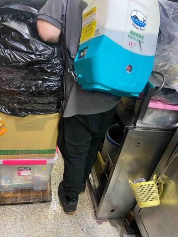 樂環國際環衛有限公司 - 進行水溝消毒